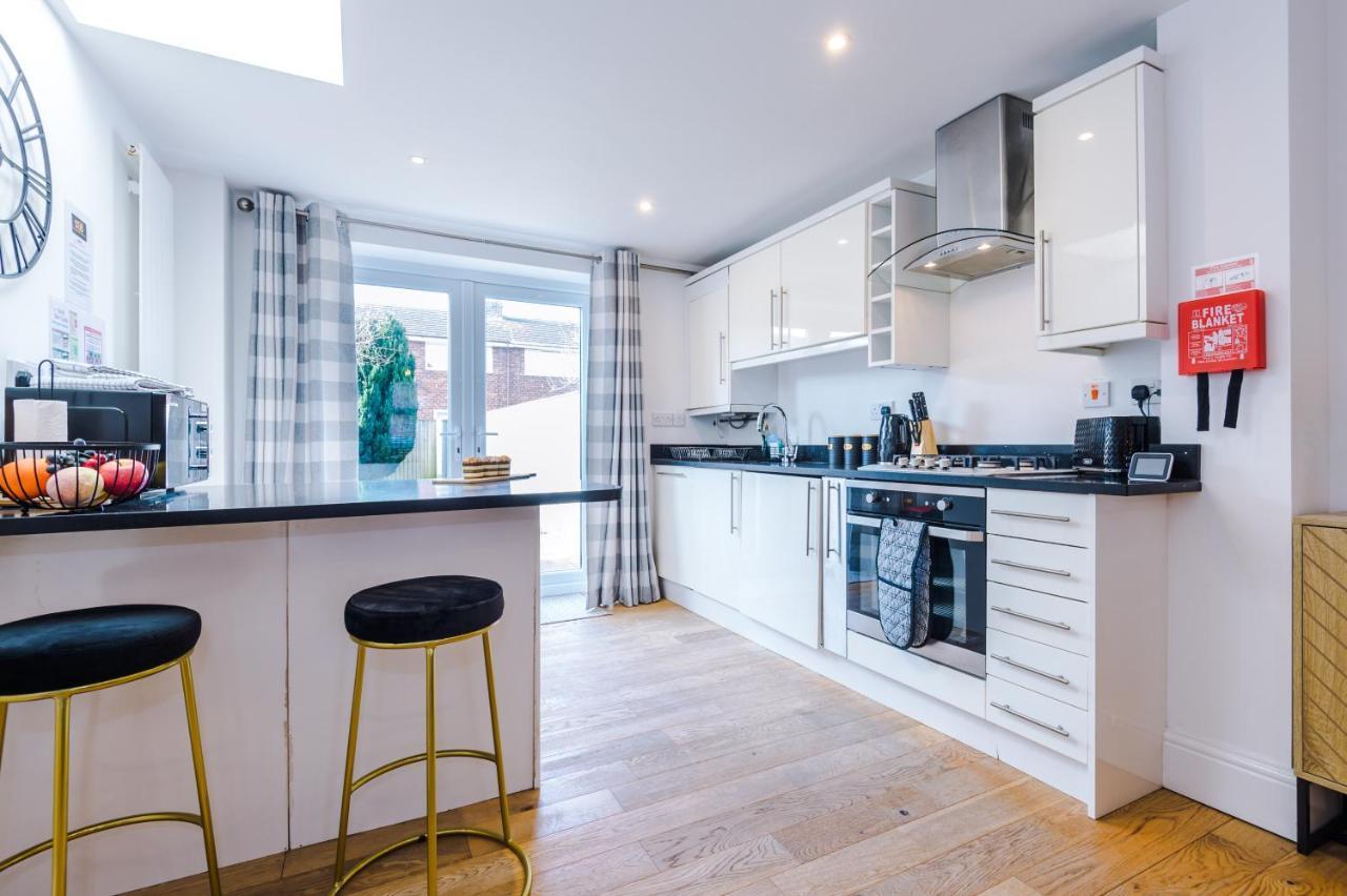 Pristine 2-Bed House In Chester By 53 Degrees Property, Ideal For Families & Small Groups, Great Location - Sleeps 6 Hough Green Exterior photo