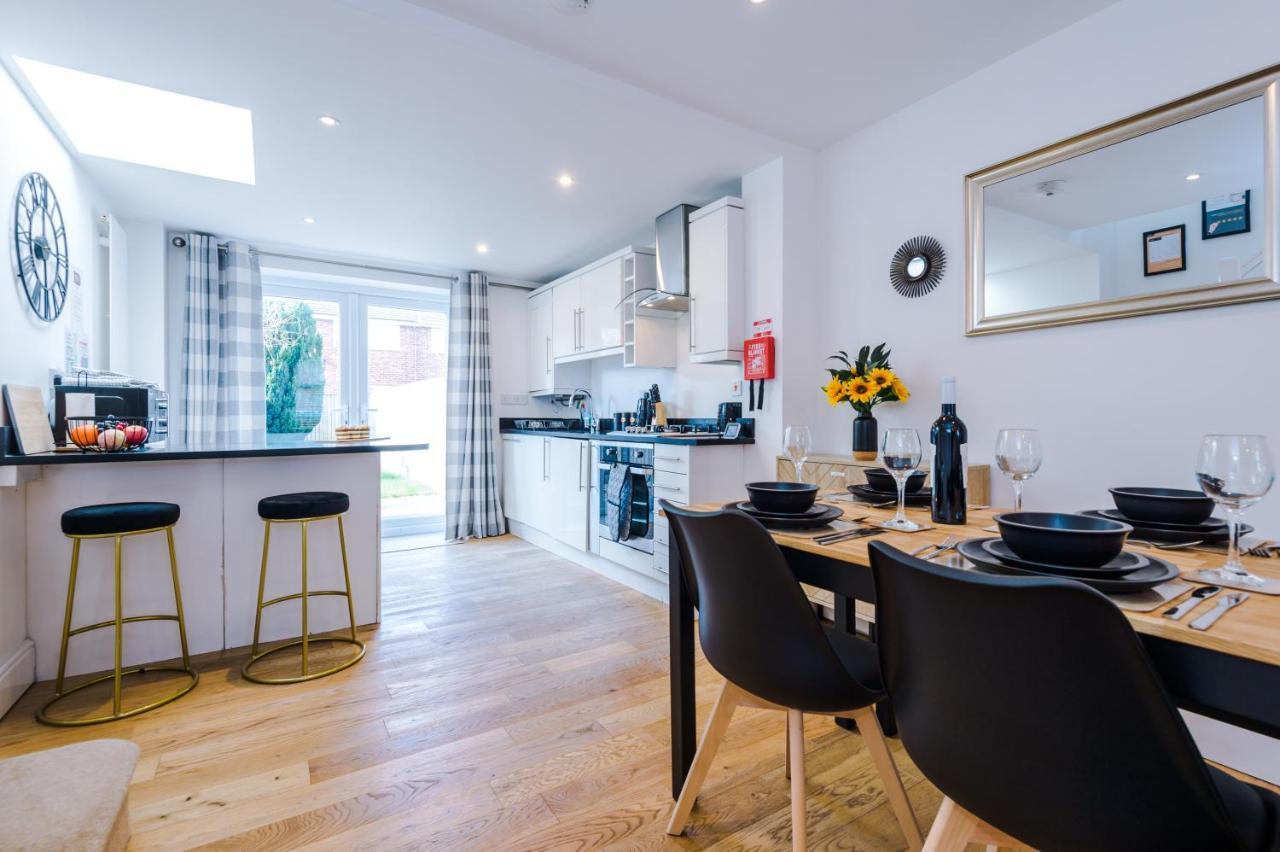 Pristine 2-Bed House In Chester By 53 Degrees Property, Ideal For Families & Small Groups, Great Location - Sleeps 6 Hough Green Exterior photo