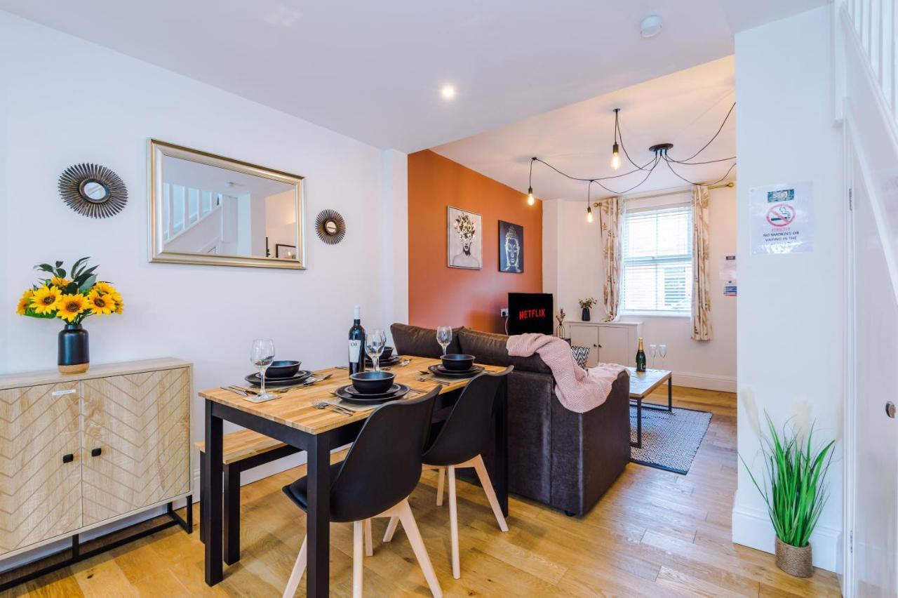 Pristine 2-Bed House In Chester By 53 Degrees Property, Ideal For Families & Small Groups, Great Location - Sleeps 6 Hough Green Exterior photo