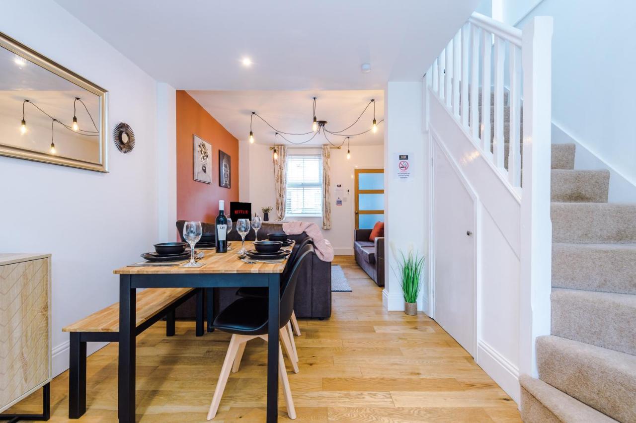 Pristine 2-Bed House In Chester By 53 Degrees Property, Ideal For Families & Small Groups, Great Location - Sleeps 6 Hough Green Exterior photo
