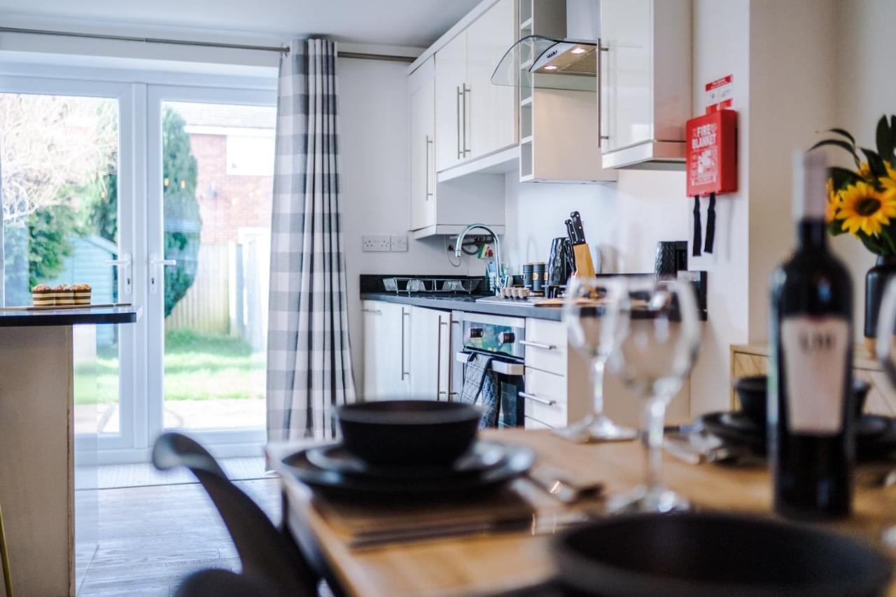 Pristine 2-Bed House In Chester By 53 Degrees Property, Ideal For Families & Small Groups, Great Location - Sleeps 6 Hough Green Exterior photo