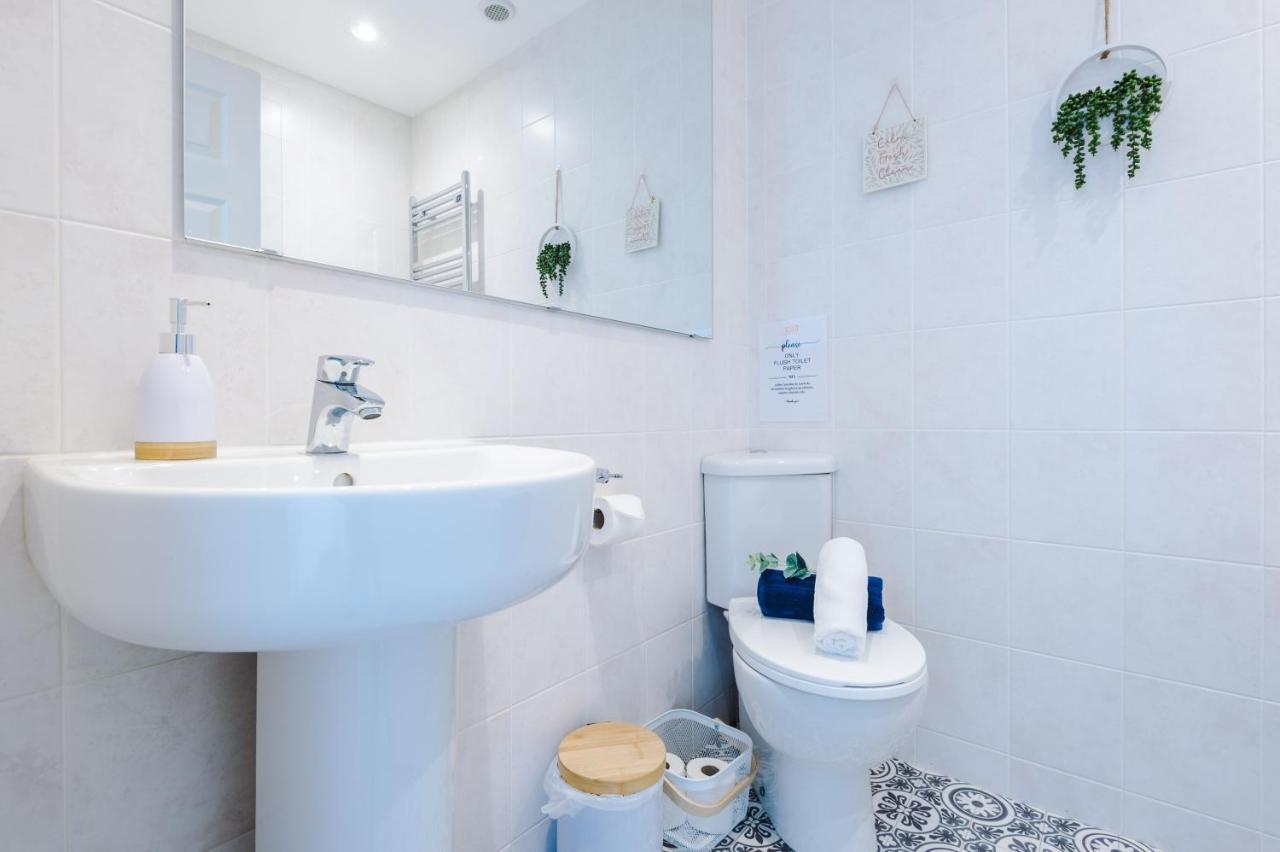 Pristine 2-Bed House In Chester By 53 Degrees Property, Ideal For Families & Small Groups, Great Location - Sleeps 6 Hough Green Exterior photo