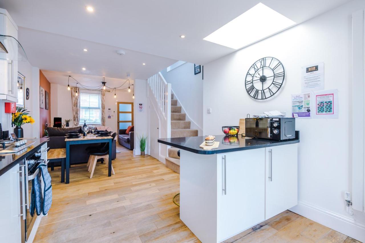 Pristine 2-Bed House In Chester By 53 Degrees Property, Ideal For Families & Small Groups, Great Location - Sleeps 6 Hough Green Exterior photo
