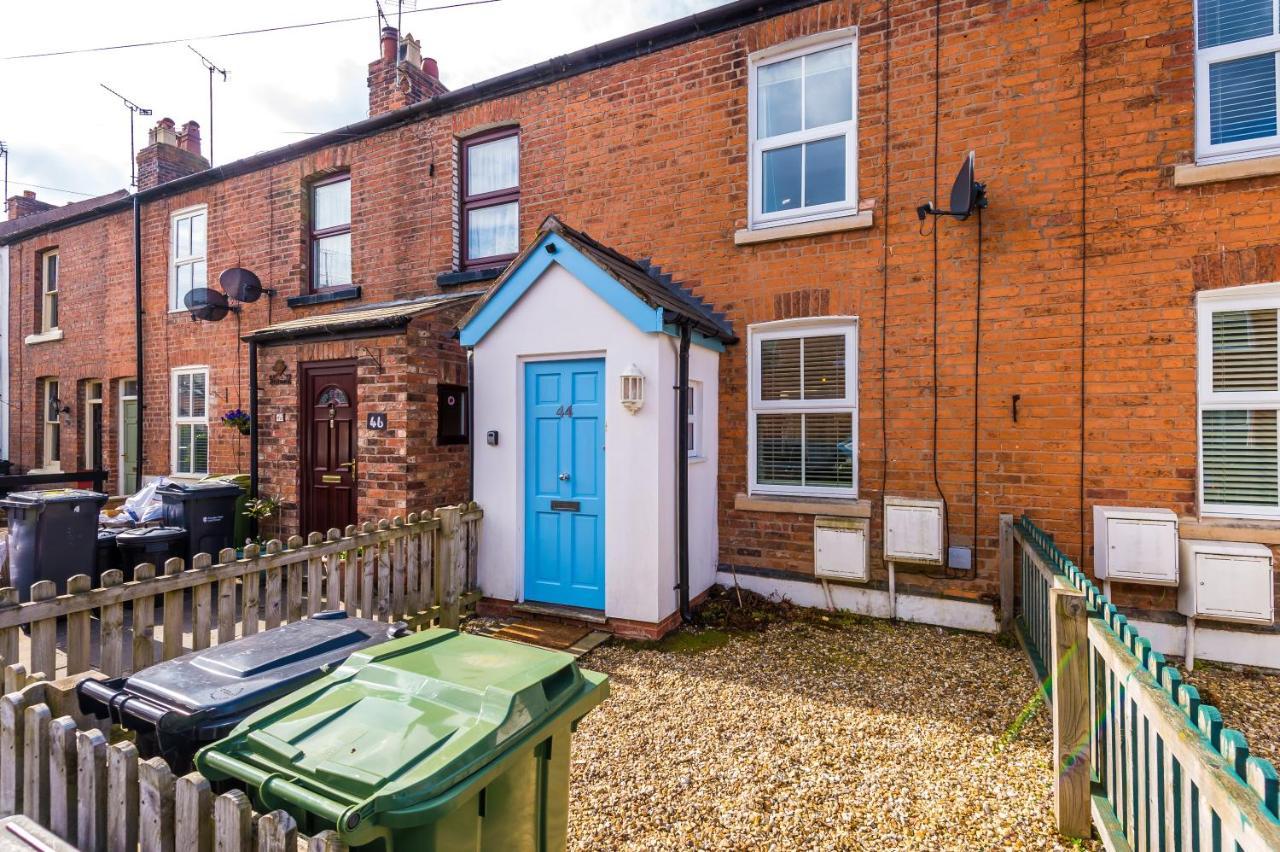 Pristine 2-Bed House In Chester By 53 Degrees Property, Ideal For Families & Small Groups, Great Location - Sleeps 6 Villa Hough Green Exterior photo